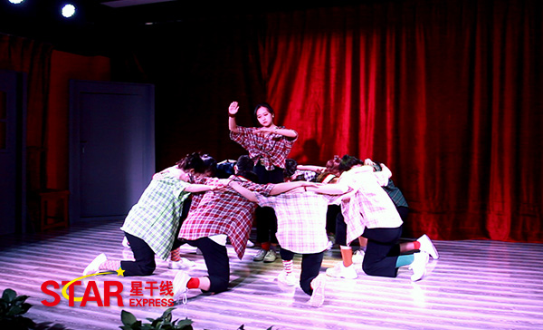 星干線(xiàn)藝考傳媒學(xué)員表演青春洋溢的開(kāi)場(chǎng)舞